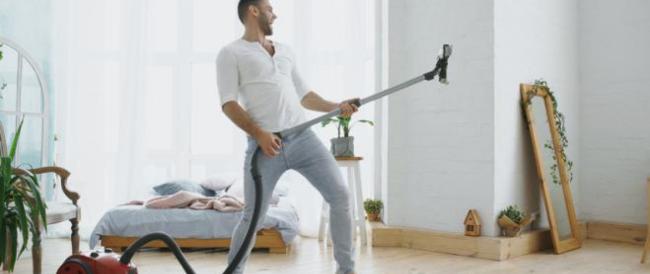 Gli uomini che fanno i lavori di casa sono più felici e più stabili mentalmente