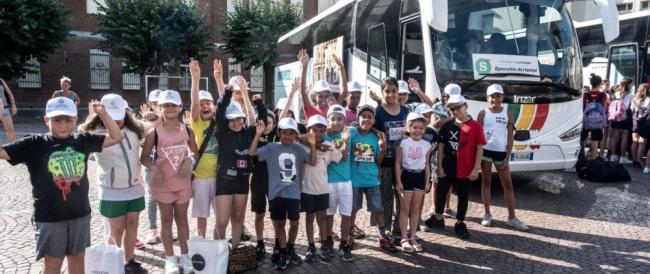 Bambini mai in vacanza: bimbi che non hanno mai visto il mare, in spiaggia per la prima volta