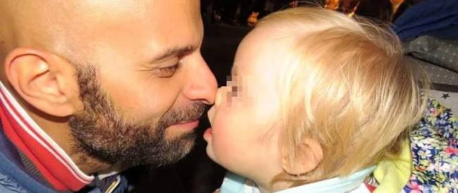 Papà single adotta una bimba con la sindrome di Down che era stata rifiutata da 30 famiglie 