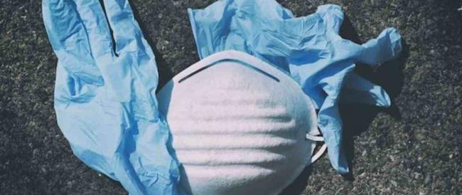 A Roma multe fino a 500 euro per chi getta a terra mascherine e guanti