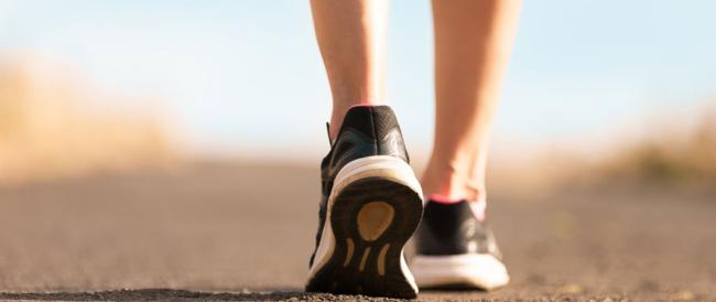 Per contrastare gli effetti della sedentarietà, cammina anche solo per 5 minuti ogni mezz’ora
