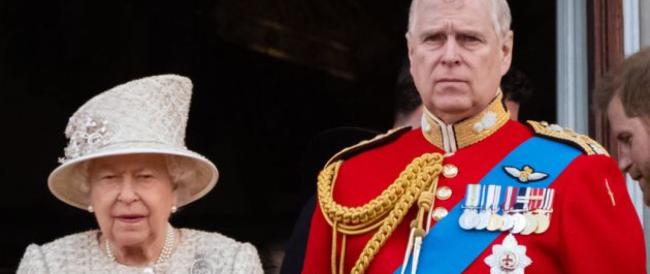 Il principe Andrea si ritira a vita privata e la Regina gli toglie lo stipendio (da 249mila sterline)