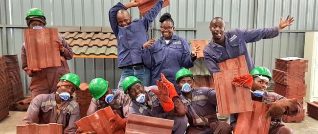 La scienziata del Kenya che ricicla la plastica per costruire tetti per le case 