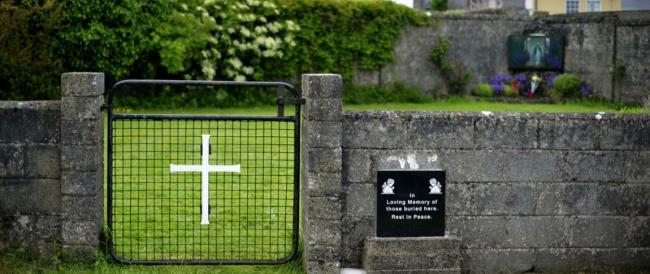 Irlanda, 9mila bambini morti nelle case per ragazze madri: il ‘mea culpa’ di Dublino su 76 anni di maltrattamenti