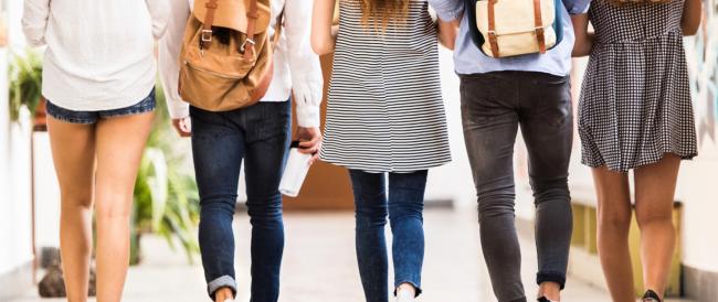 Scuola, nuove regole sul dress code: no a shorts, canottiere e unghie lunghe
