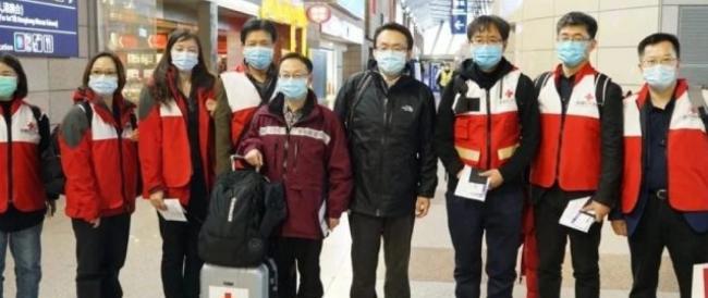 Coronavirus, arrivati a Roma medici cinesi esperti nella lotta al virus. Di Maio: “Non siamo soli”