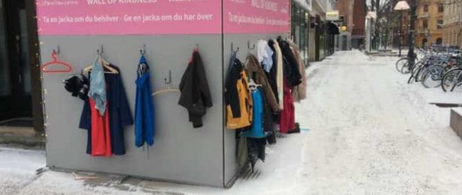 Cappotti e libri gratis per chi ne ha bisogno: il muro della Gentilezza al Librificio di Torino