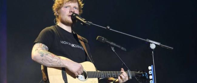 Ed Sheeran l’artista più ricco al mondo: 85mila euro al giorno