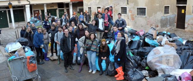 I cinquecento 'angeli' volontari che stanno ripulendo Venezia
