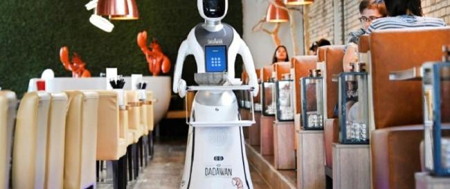 «Non troviamo camerieri» e nel locale arriva il robot, la scelta dei titolari di una pizzeria di Todi