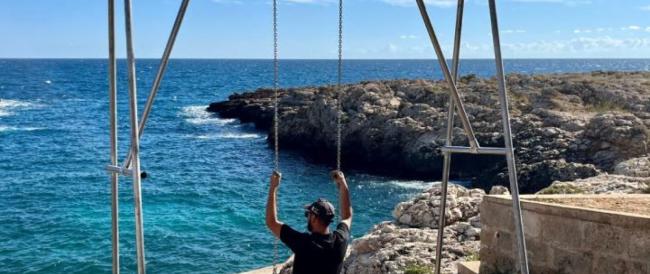 A Polignano trenta altalene d’autore: e dondolarsi diventa un gesto artistico