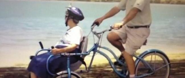 Crea una bici con sedia a rotelle per poter portare con se la moglie con l’Alzheimer