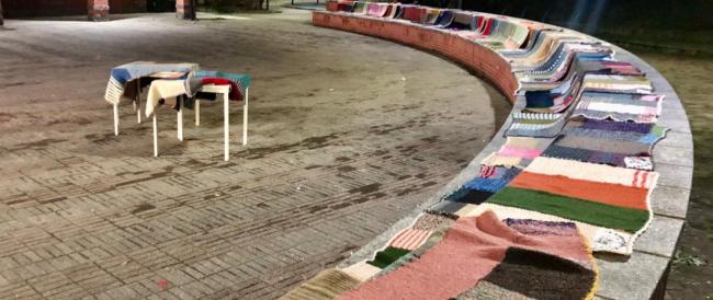 Le coperte di lana cucite a mano dagli anziani di Segrate a Milano: il dono per i senzatetto che dormono al freddo