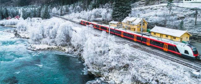 In viaggio sul treno che percorre i fiordi norvegesi