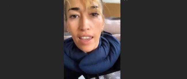 Nina Zilli spiega il Covid ai negazionisti: «Non è come un’influenza».