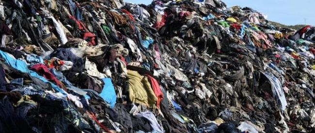 Soluzioni per vestirsi senza inquinare (e non sfruttare ambiente e lavoratori)