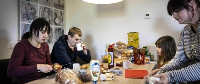 Ucraina, 418 euro al mese per le famiglie che accolgono i rifugiati: il programma del governo britannico