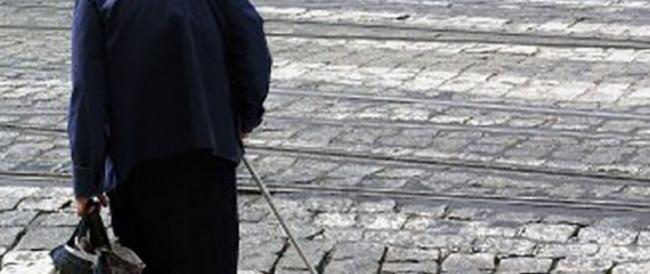 In lacrime in strada a 90 anni: “Non ho soldi, ho fame”. Agenti le comprano il suo cibo preferito.