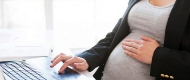 Maternità: il congedo parentale potrebbe essere esteso a 6 mesi, ma uno va al papà 