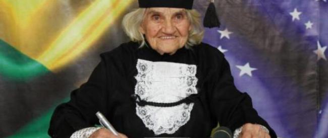 L’anziana signora si laurea ad 87 anni e con una tesi scritta interamente a mano