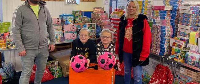 Famiglia generosa raccoglie più di 5.000 regali di Natale da donare ai bisognosi 