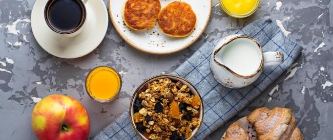 Perché non dovresti mai fare colazione troppo tardi, secondo il nutrizionista 