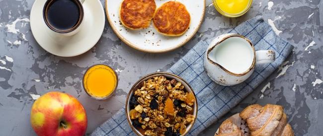 Perché non dovresti mai fare colazione troppo tardi, secondo il nutrizionista