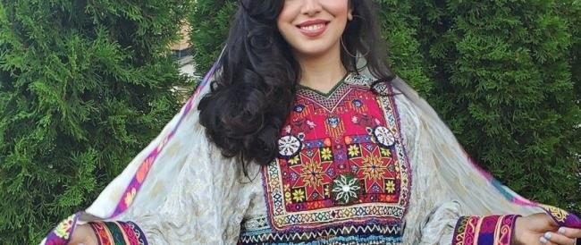 “Non toccare i miei vestiti”: le donne afghane indossano i loro coloratissimi abiti tradizionali per protestare contro i talebani