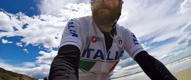 Jovanotti e la bicicletta, 4000 km in solitaria dal Cile all’Argentina. Ne è nata una serie tv