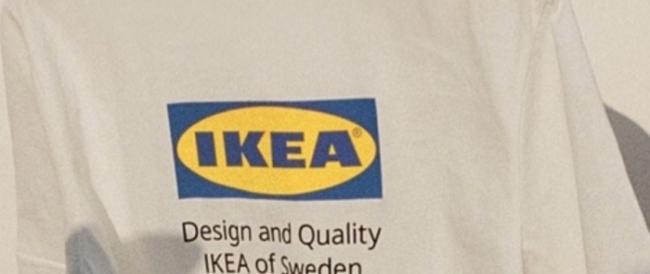 Dopo Lidl arriva Ikea: t-shirt, felpe e gadget con il logo dell'azienda svedese.