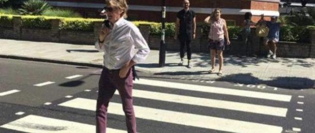 Paul McCartney è stato quasi investito da un’auto sulle iconiche strisce pedonali di Abbey Road 