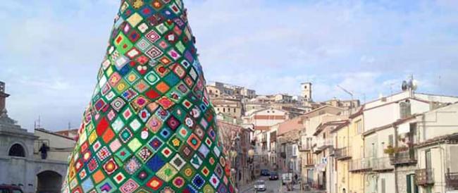 L'albero di Natale fatto all'uncinetto dalle nonnine sbarca in Puglia