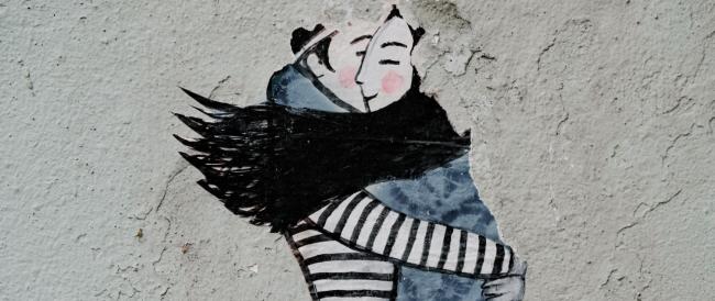 Quanto dovrebbe durare un abbraccio per suscitare emozioni: ce lo dice uno studio