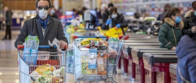 Con il Covid più plastica nel carrello: “I consumatori preferiscono acquistare i prodotti confezionati”. Così i supermercati hanno smesso di ridurre gli imballaggi