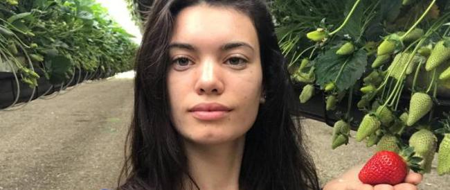 Sofia, la giovane imprenditrice che ha ideato la serra per fragole sostenibile e dato lavoro a 6 disoccupati a causa del coronavirus