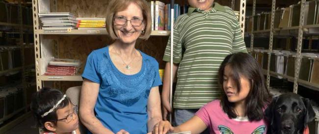 Debra Bonde, la donna che da una vita traduce i libri in braille per aiutare i bambini ciechi
