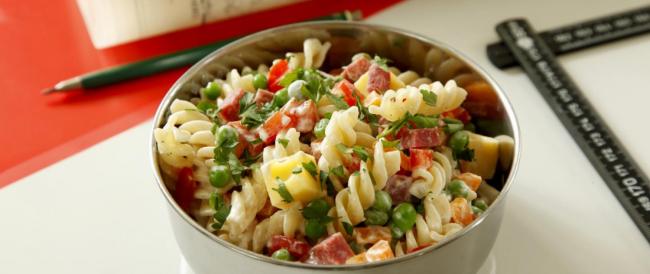 In ufficio la pausa pranzo si fa alla scrivania: è la nuova misura anti Covid della Francia