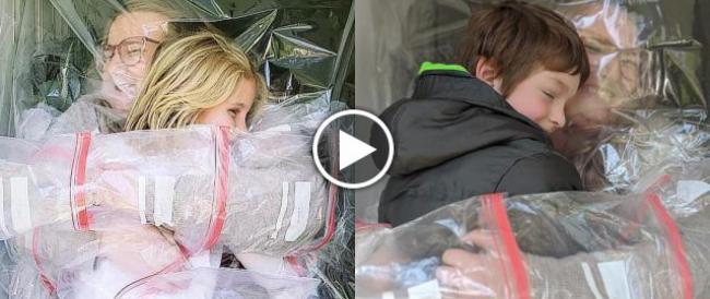 Un'armatura di plastica: così la maestra torna ad abbracciare i suoi allievi.