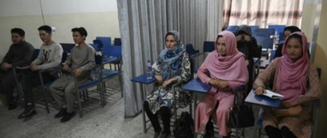 I talebani riaprono le università alle donne, ma a patto che frequentino corsi separati. 