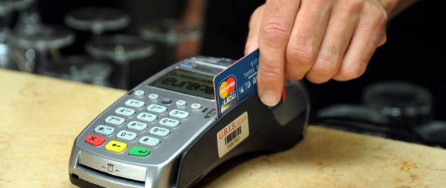 Bancomat e carte: cosa cambia dal 1º gennaio 2023 per i pagamenti di tutti i giorni