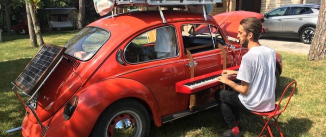 Omar, il pianista sul maggiolone: “Parto per il mio tour estivo nella natura”