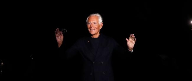 Giorgio Armani converte gli stabilimenti per il coronavirus: produrrà camici monouso.