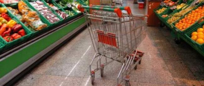 “Rispetti la distanza di sicurezza”: il cliente non ci sta e sferra pugno al commesso