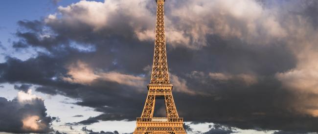 La Tour Eiffel color giallo bruno: via al più grande restyling della storia del monumento parigino