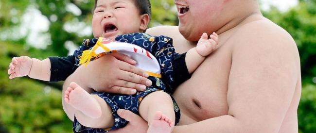 Idea giapponese per fermare la bomba a orologeria demografica: lasciar piangere i bambini nei luoghi pubblici 