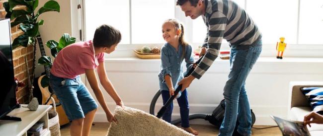 Perché è importante che i bambini aiutino nelle faccende domestiche fin dalla tenera età 