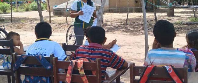 Attraversa ogni giorno in bici l’entroterra brasiliano per fare lezione a bambini disabili e senza accesso ad internet