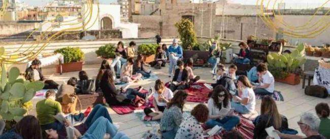 Silent reading party, ristoranti e locali senza cellulari: cosa c’è dietro il nuovo trend