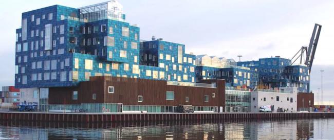 Questa scuola danese è ricoperta da 12mila pannelli solari, raccoglie l’acqua piovana e ricicla i rifiuti 