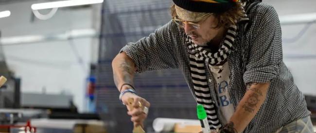 Johnny Depp crea dipinti da vendere all’asta per beneficenza tramite NTF